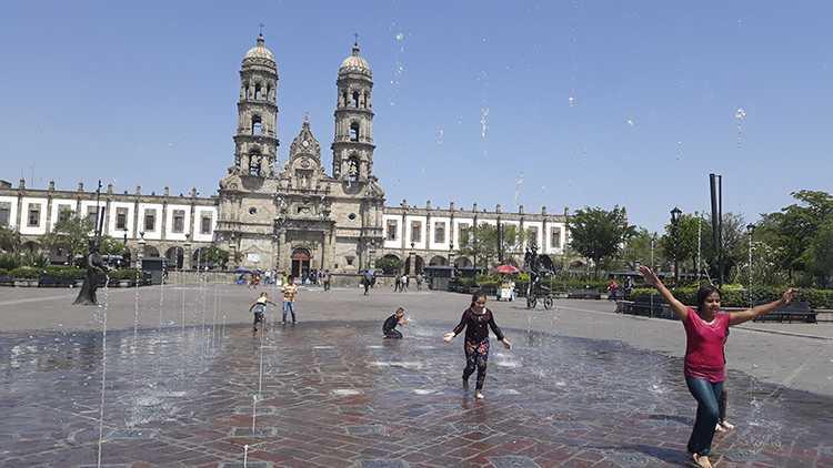 Las torres de la Basílica de Zapopan se aprecian desde la distancia; la torre sur presenta riesgos de caer desde el sismo de 2016. (Foto: Alfonso Hernández)